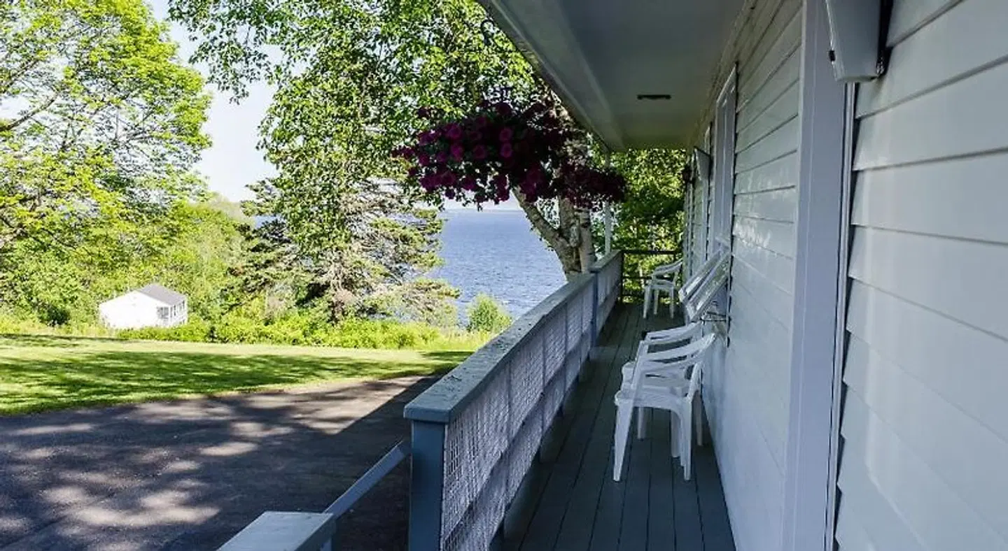 High Tide Inn TERRACE