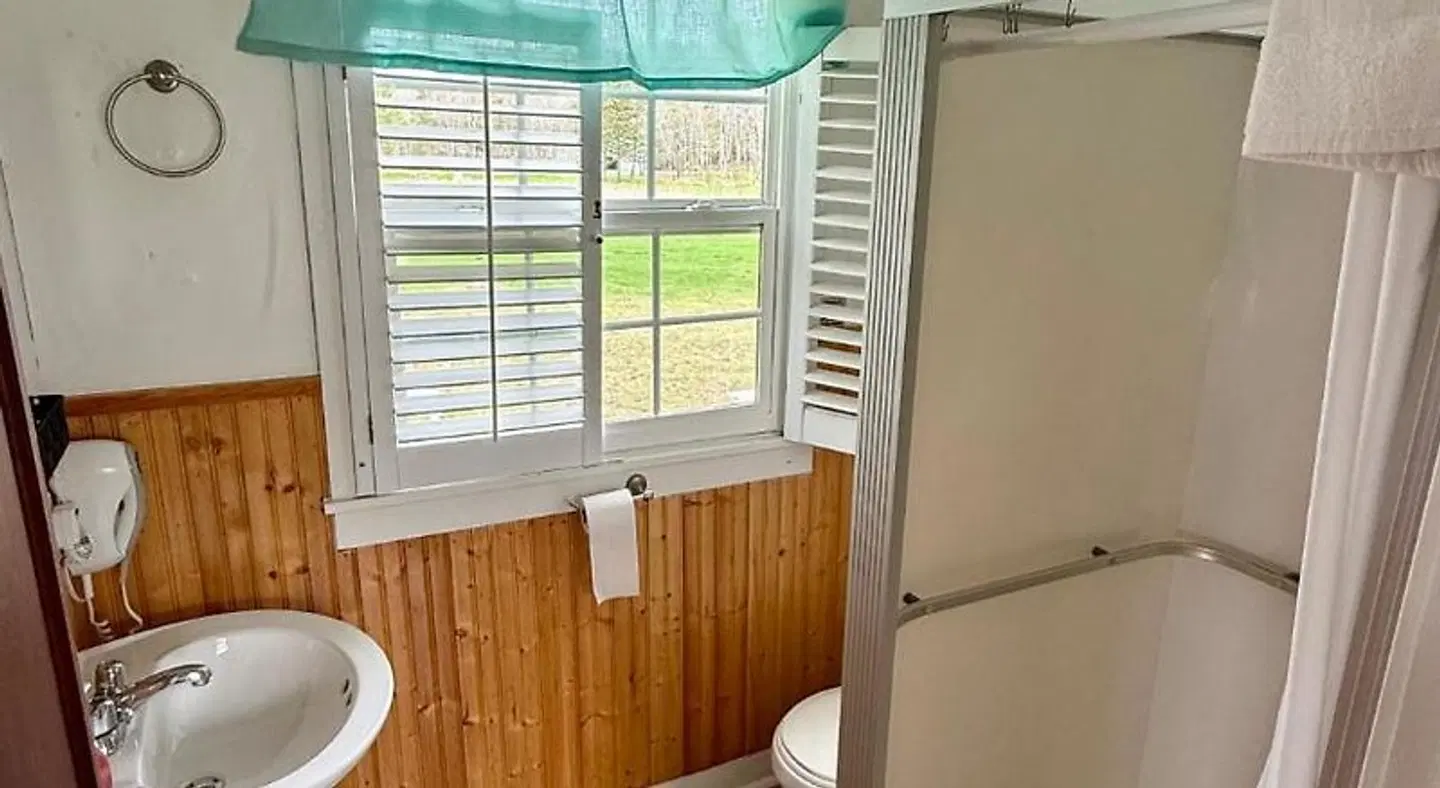 Eden Village Motel and Cottages BATHROOM