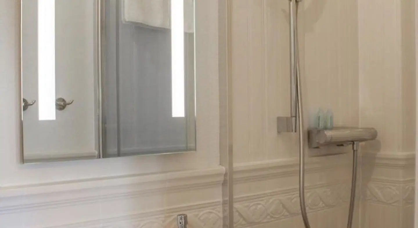 Hotel Hof Holm BATHROOM