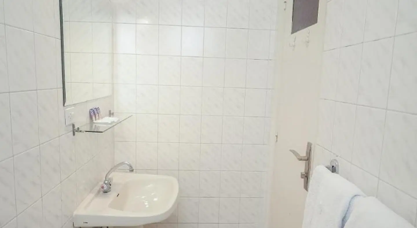 Cleopatra Hotel BATHROOM