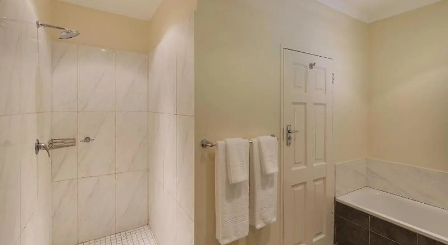 Protea Hotel by Marriott Lusaka Safari Lodge BATHROOM
