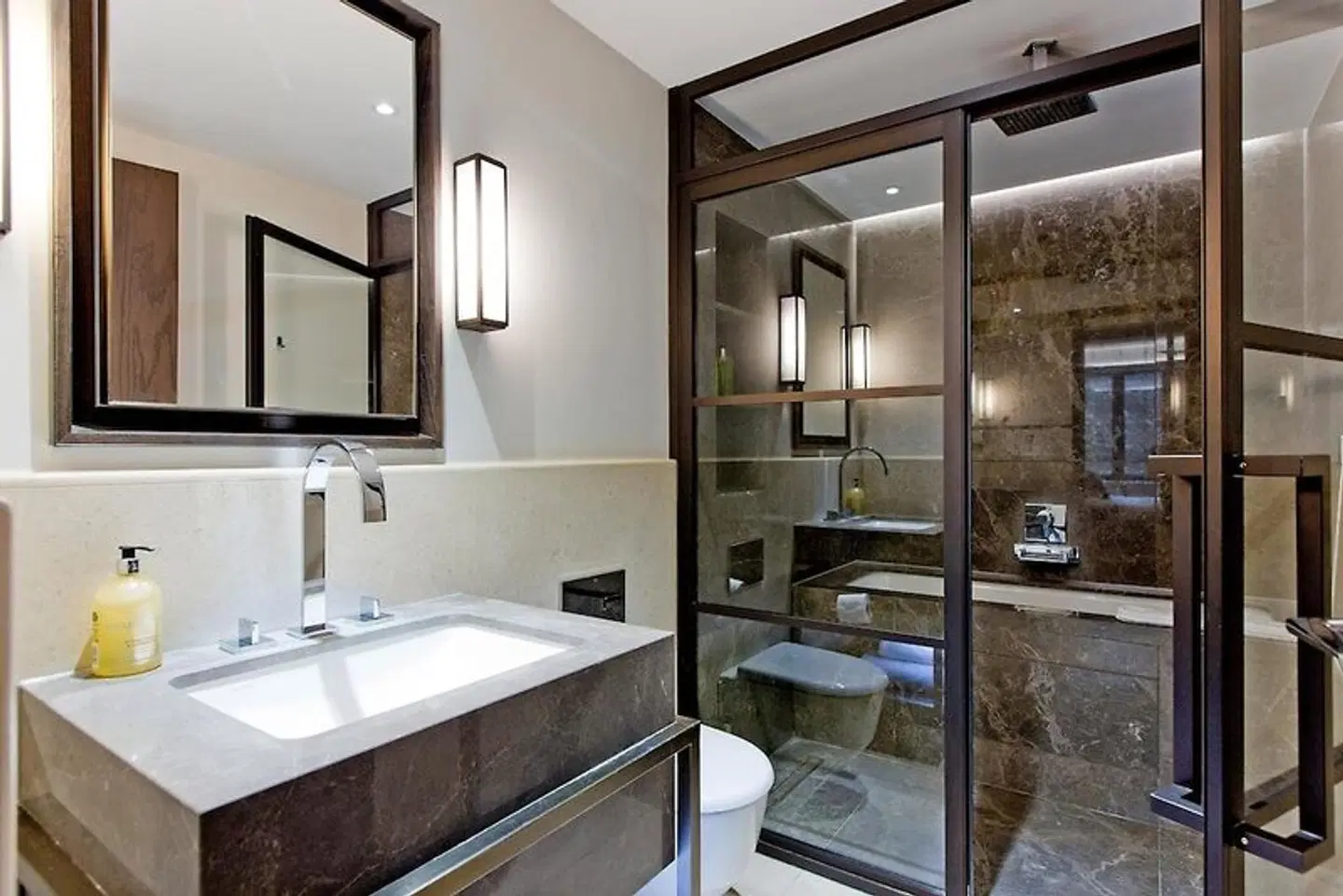Valet Apartments Golden Square BATHROOM