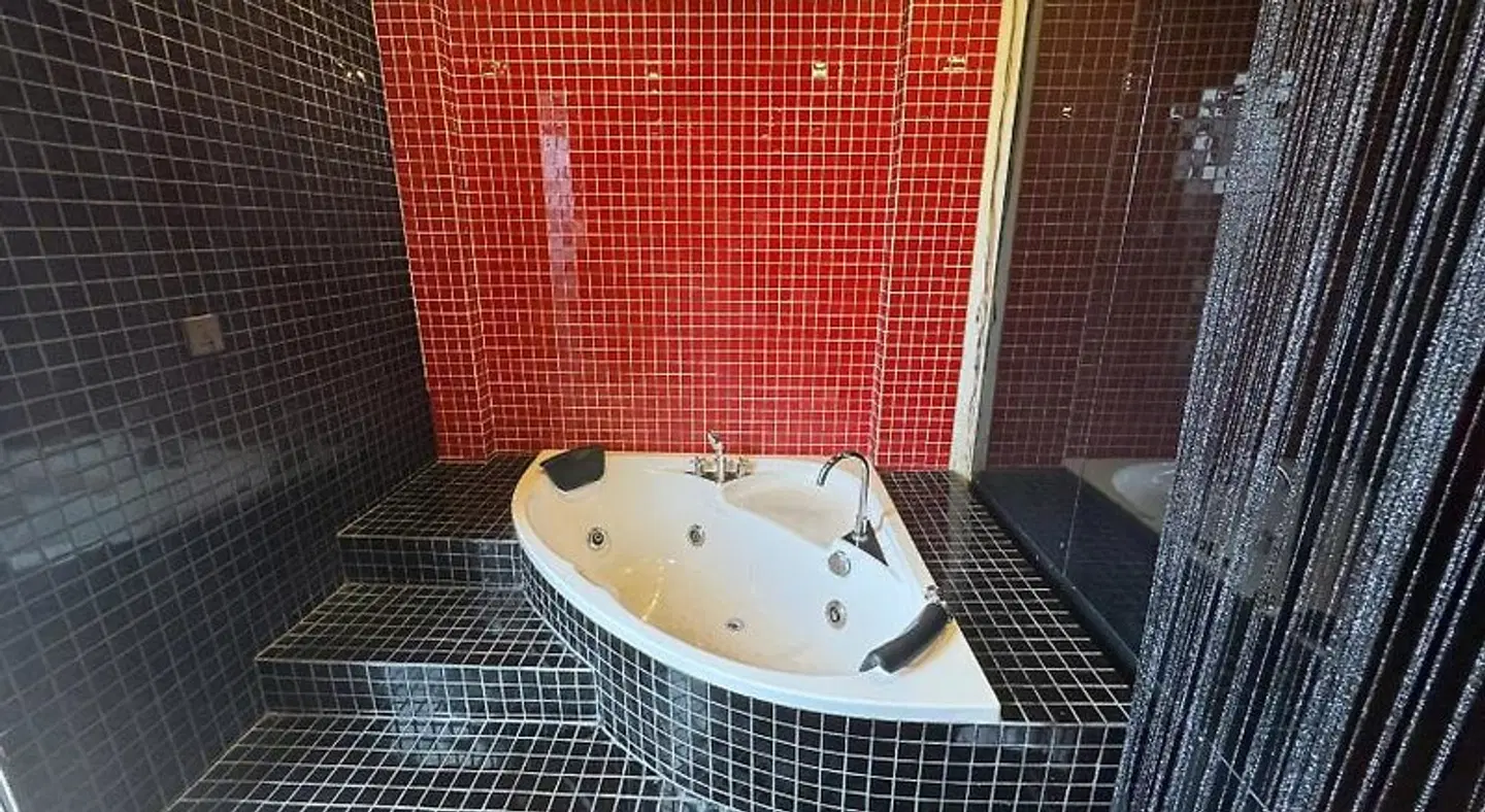 Golden Hotel 2 BATHROOM
