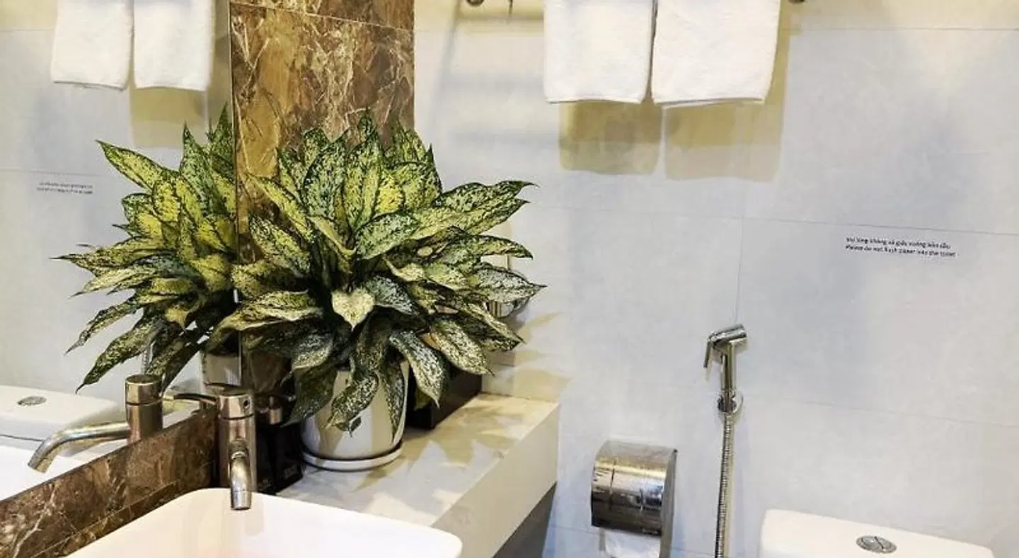 Golden Hotel 2 BATHROOM
