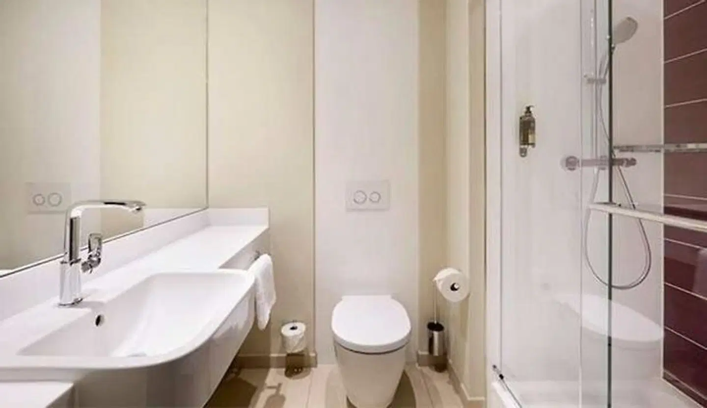 Premier Inn Hamburg City Alster hotel BATHROOM