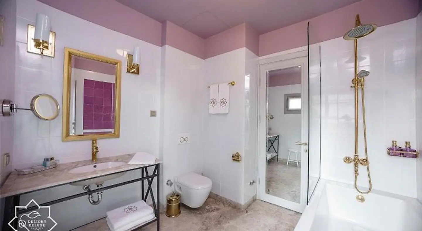 Delight Deluxe Boutique Hotel BATHROOM