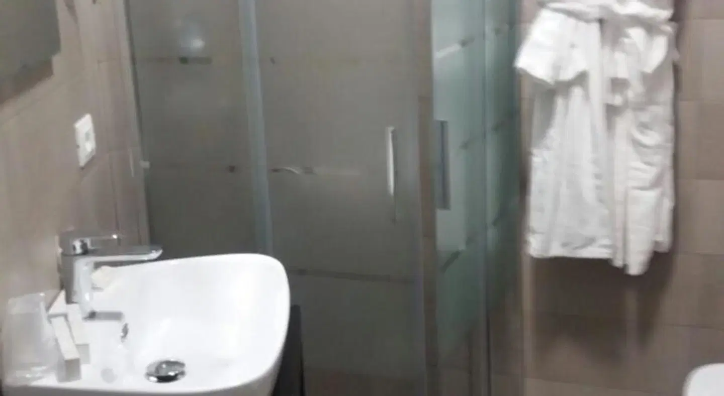 8 Room Hotel BATHROOM
