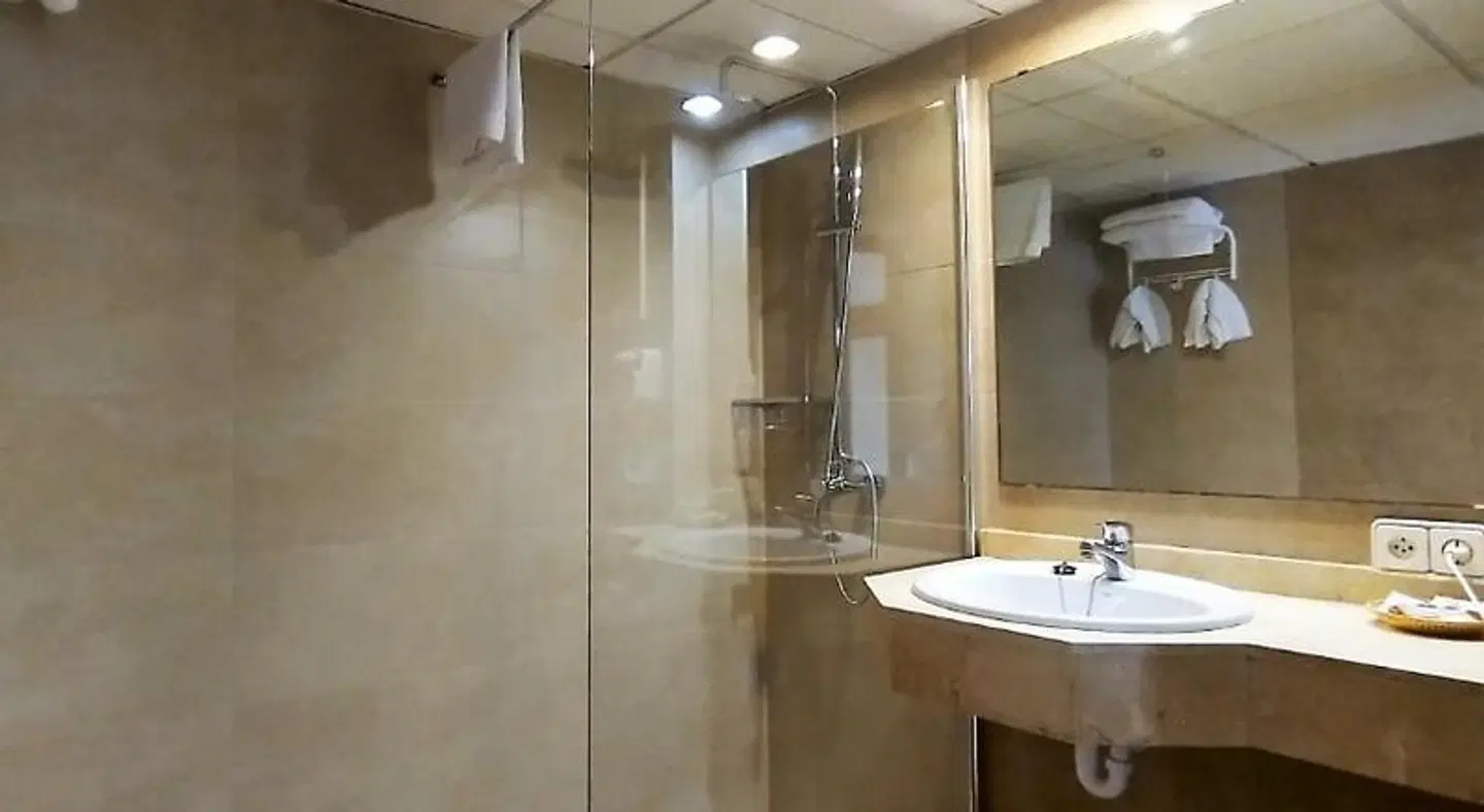 Marina Playa de Palma BATHROOM