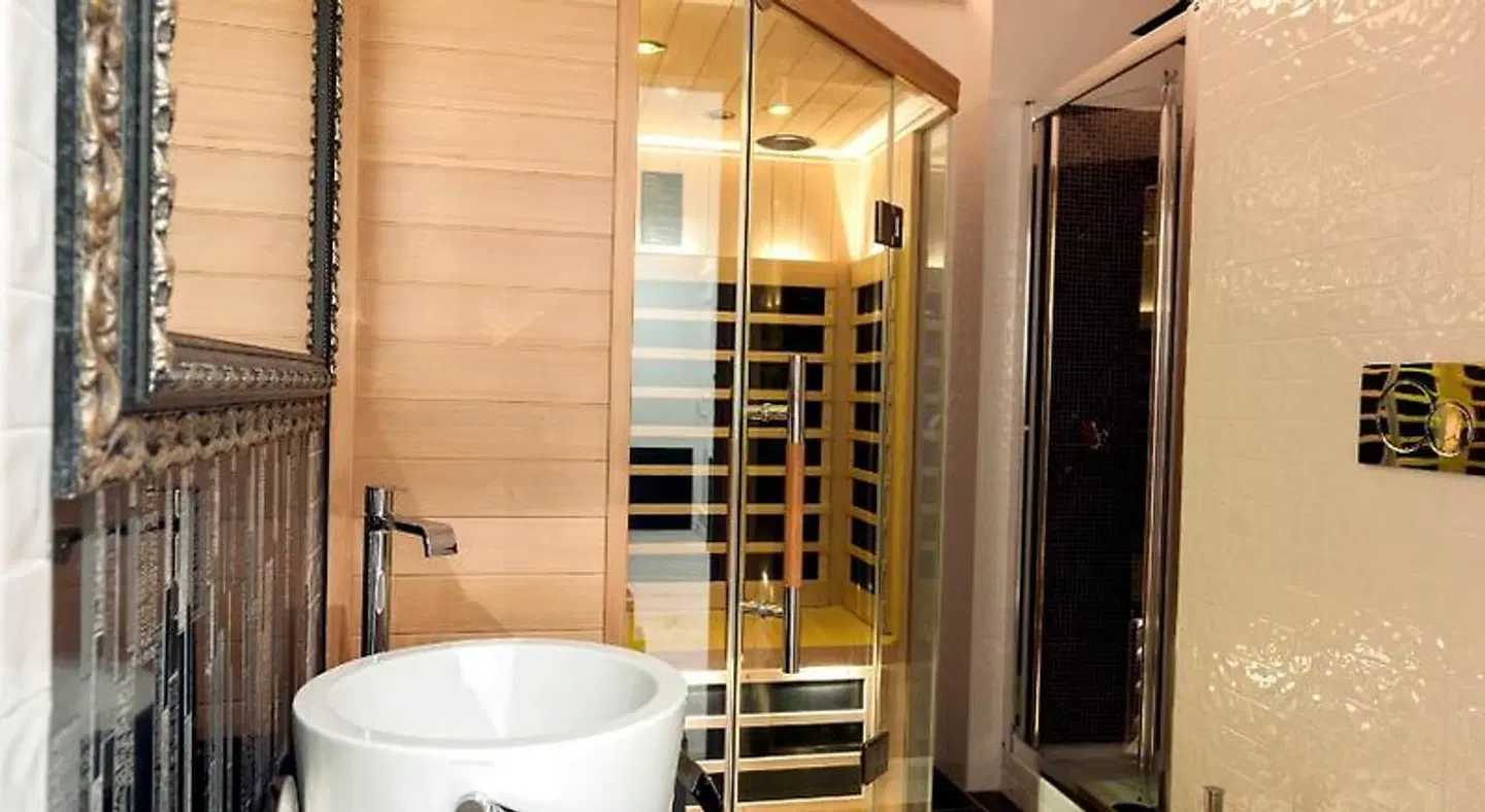 Two Chic Guesthouse BATHROOM