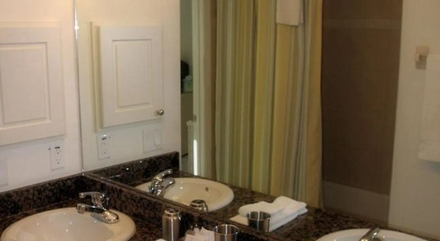 Lakeside Vacations BATHROOM