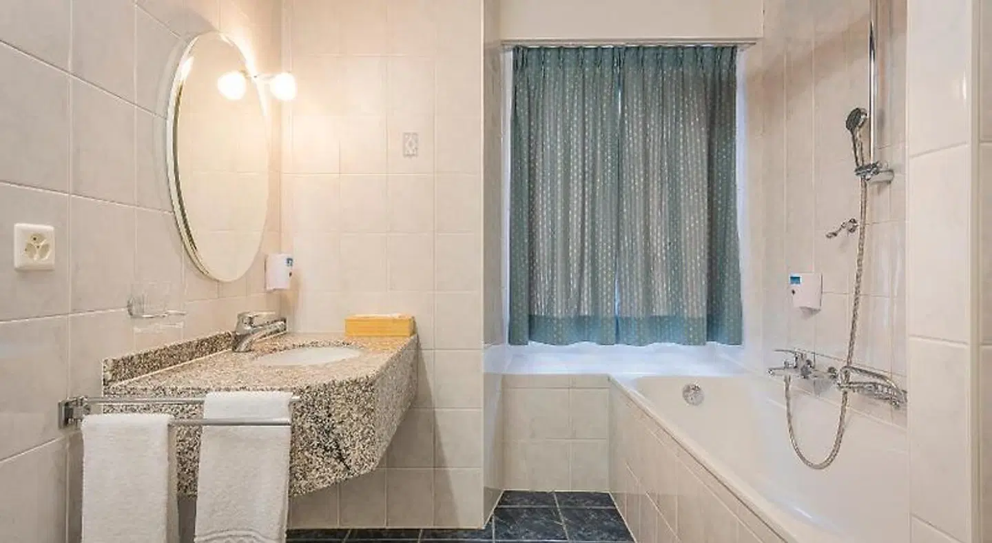 Hotel du Cheval Blanc BATHROOM