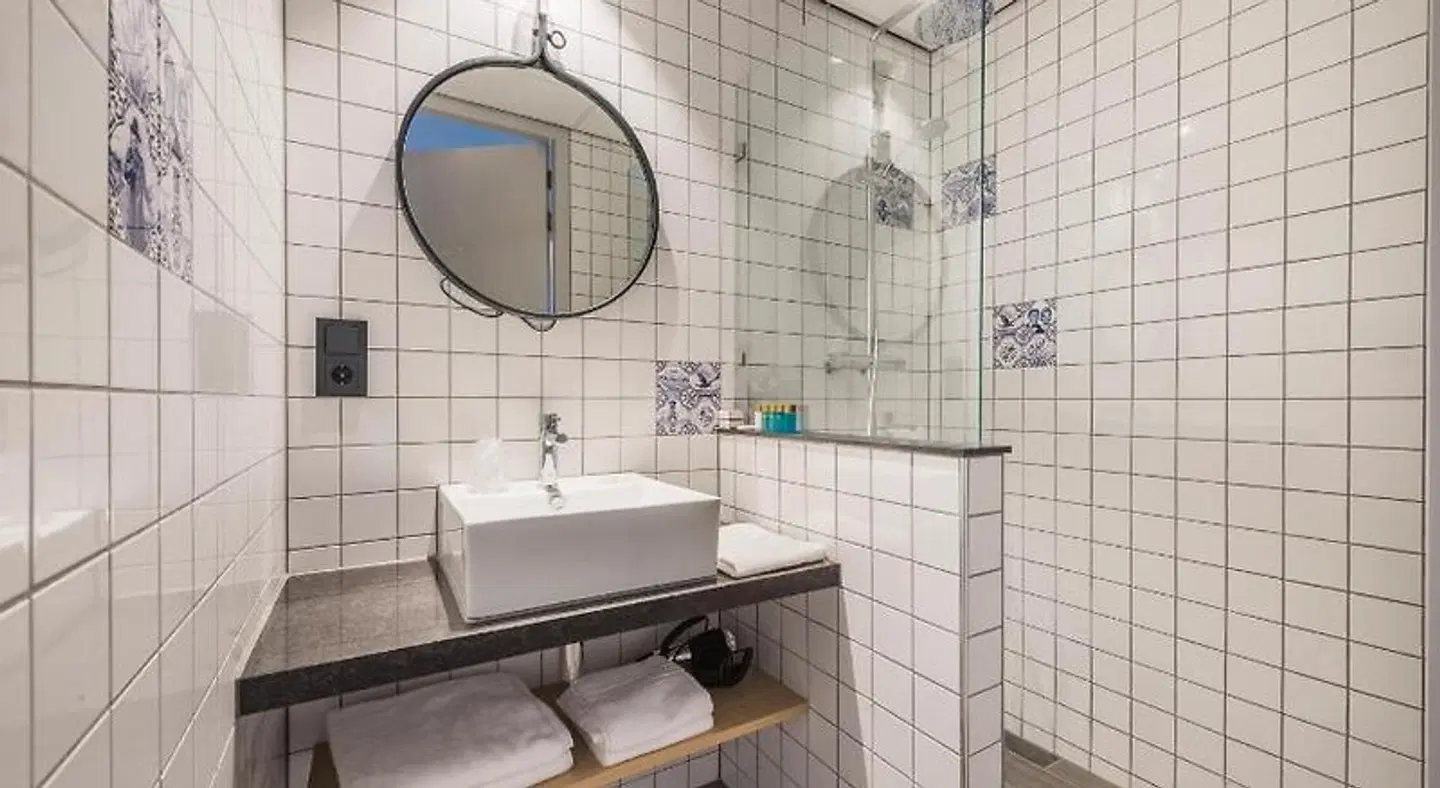 Urban Lodge Hotel BATHROOM