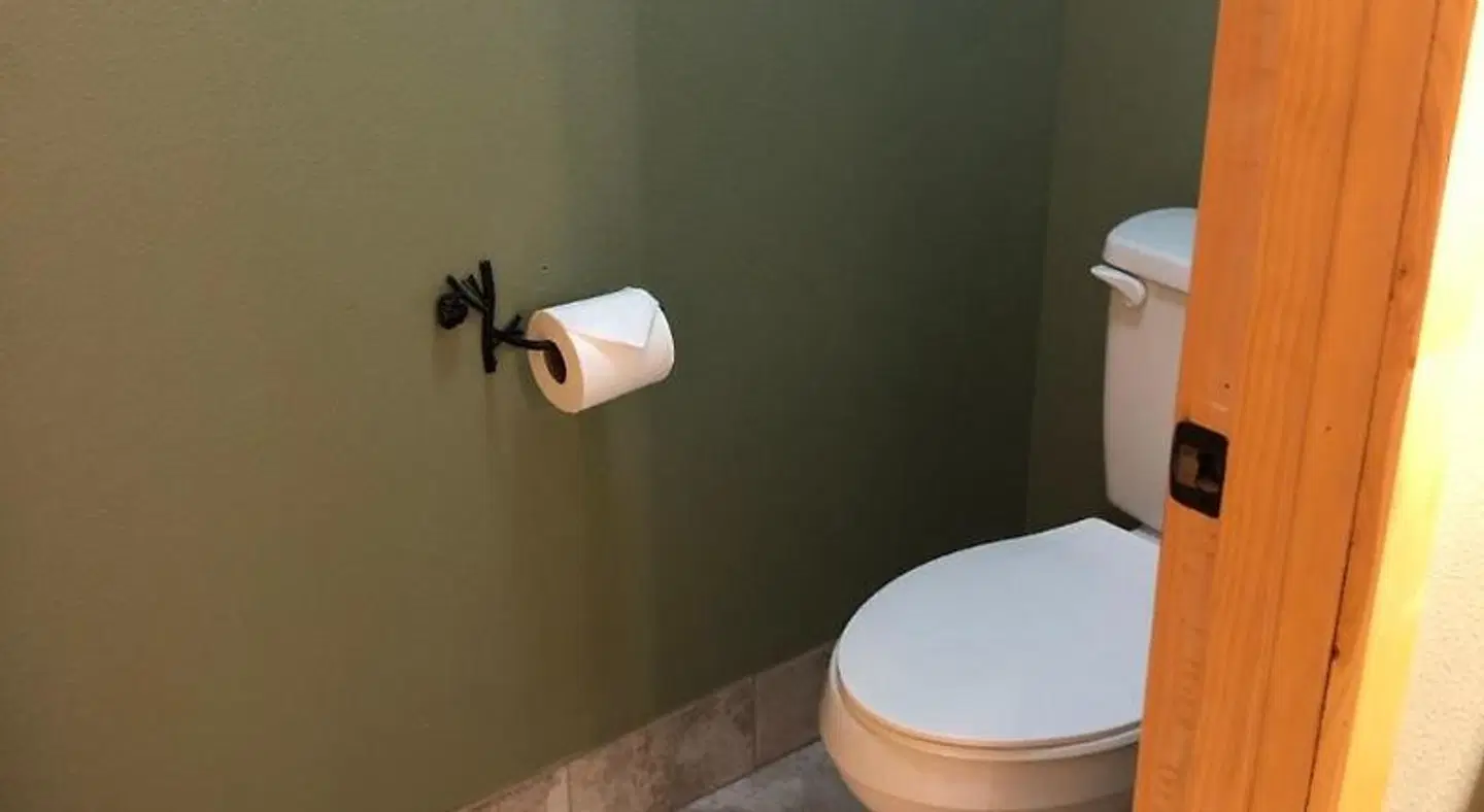 Summit Lake Lodge BATHROOM