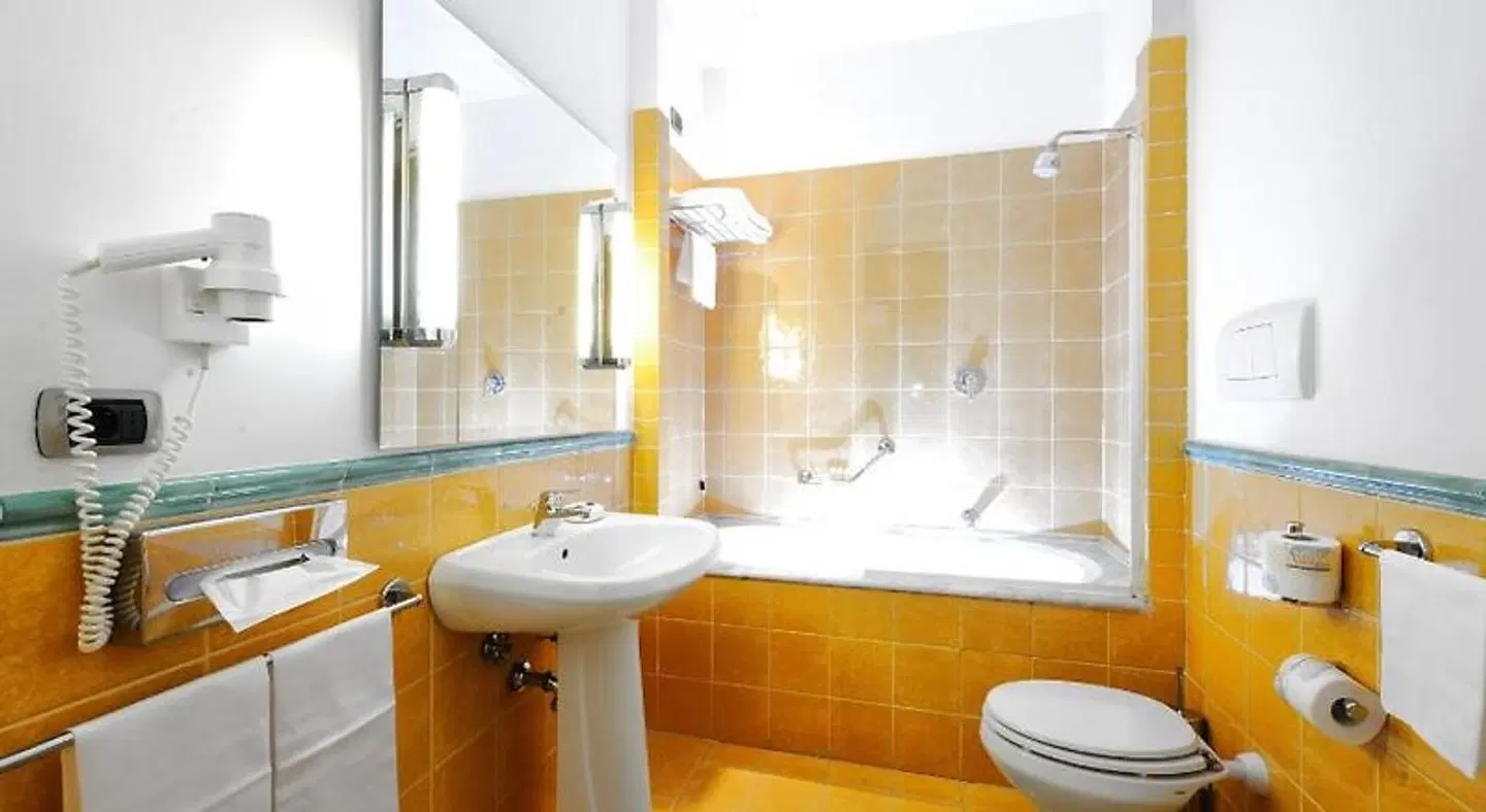 LH Hotel Lloyd Rom BATHROOM