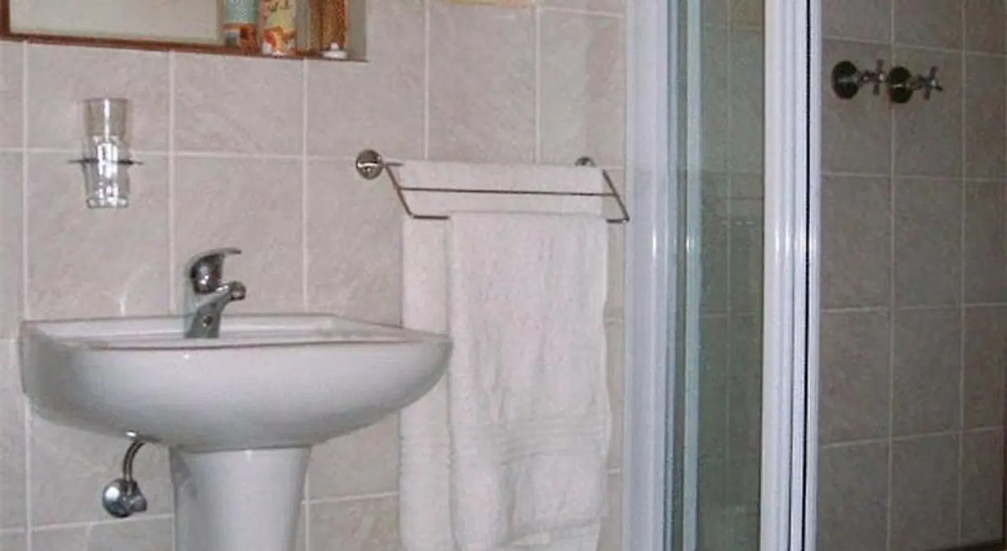 Alpine Inn BATHROOM