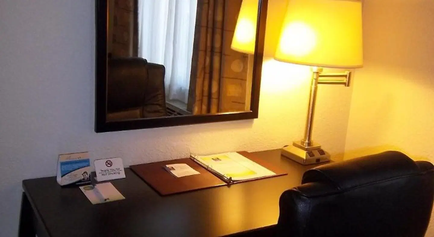 Comfort Inn & Suites Northeast - Gateway ROOM_EXAMPLE