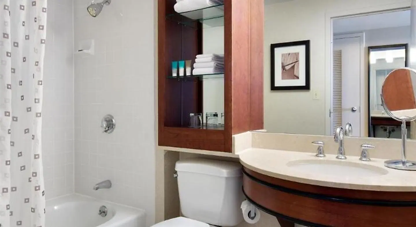 Hyatt Regency Boston Harbor BATHROOM