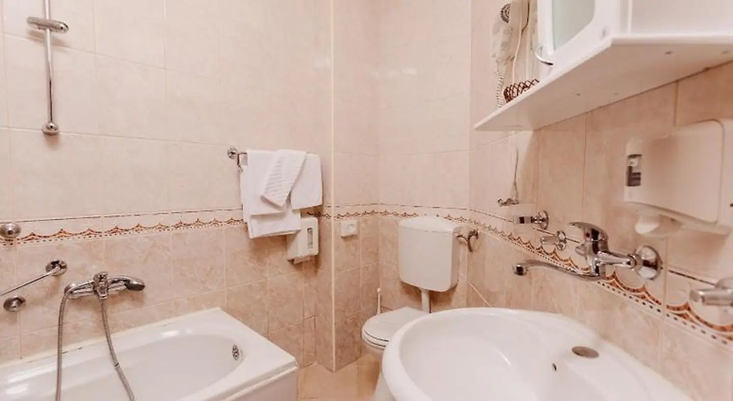 Montenegrino BATHROOM