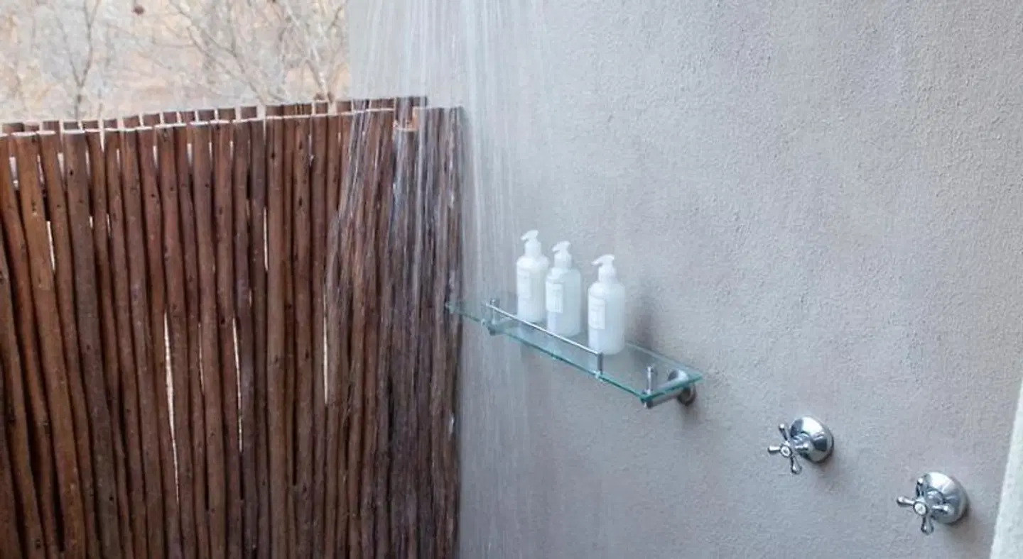 Nyaleti Lodge BATHROOM