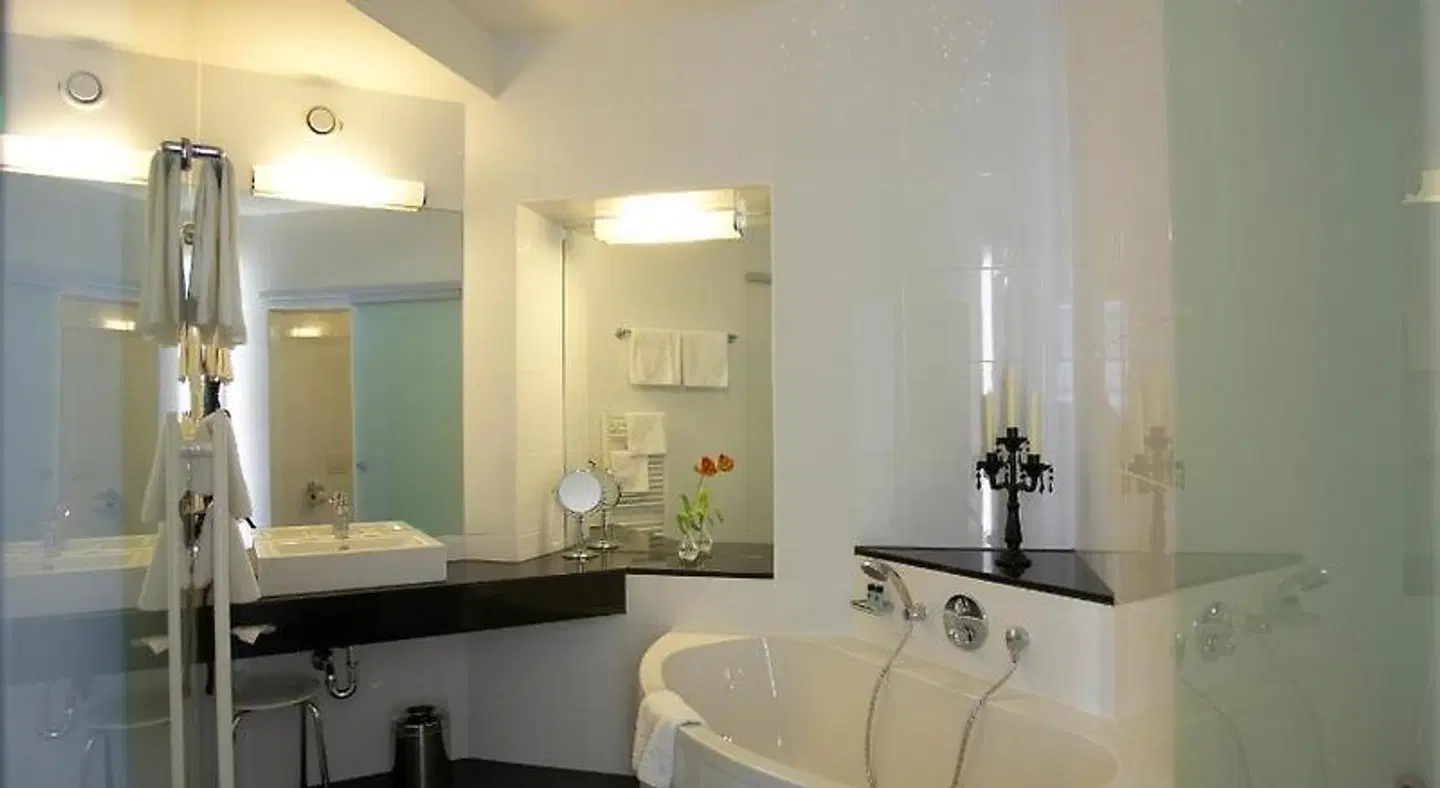 Weißes Kreuz BATHROOM