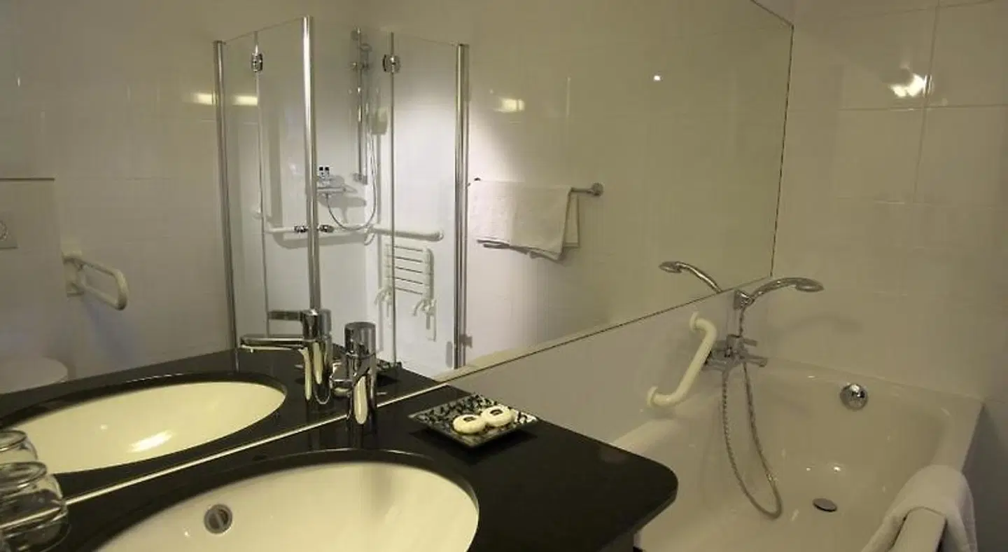 Weißes Kreuz BATHROOM