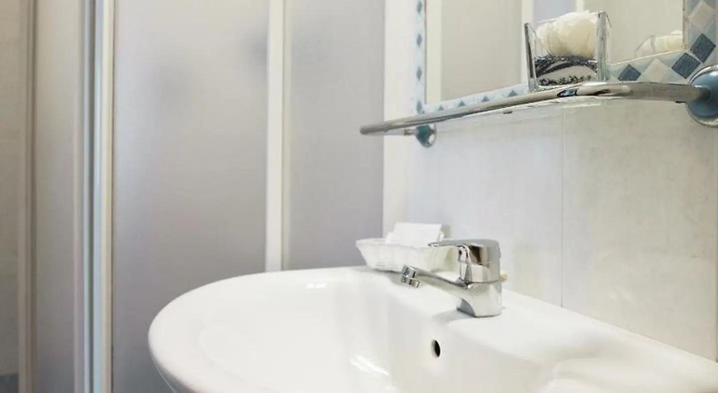 Hotel St. Pierre BATHROOM