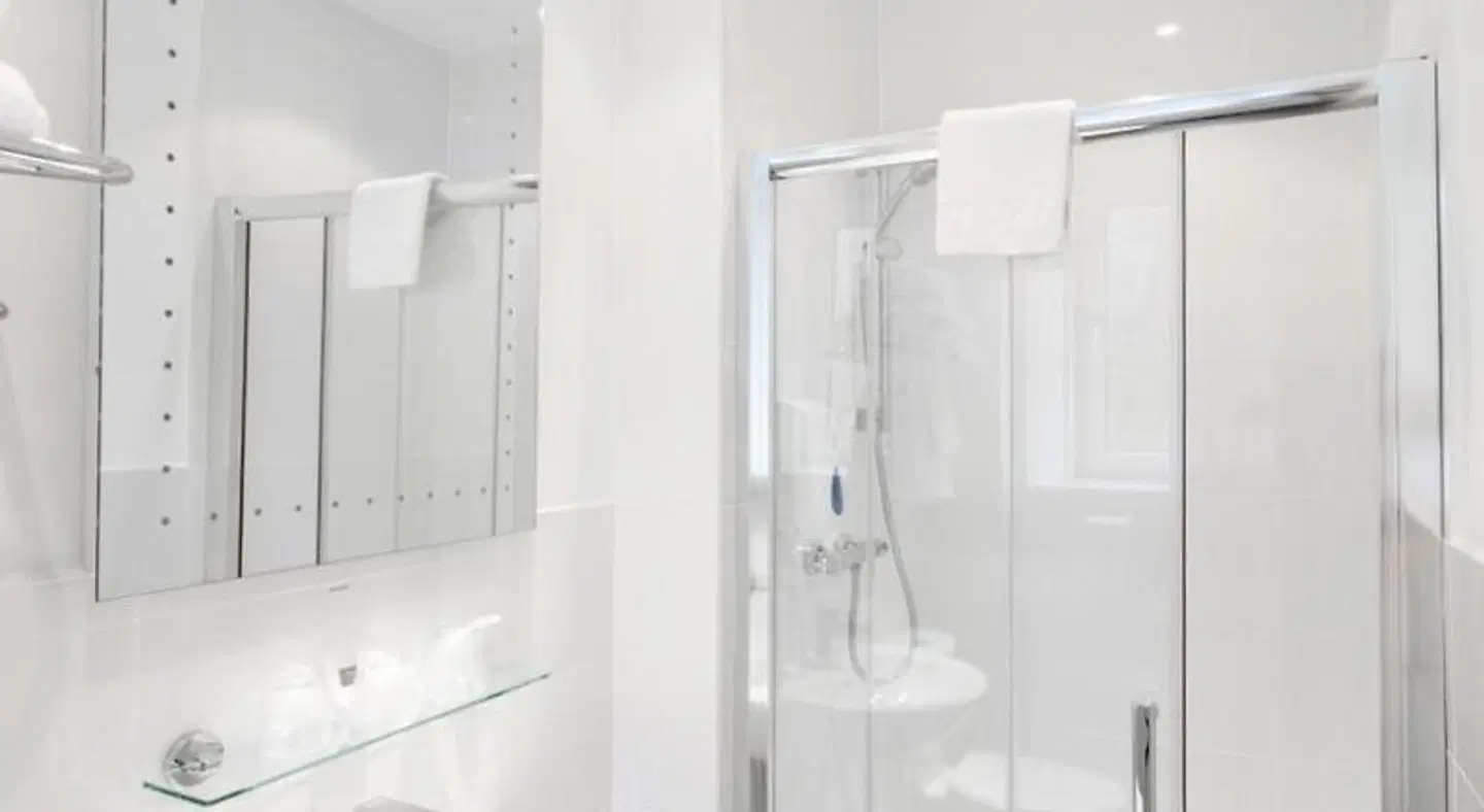 Argyll Hotel Glasgow BATHROOM