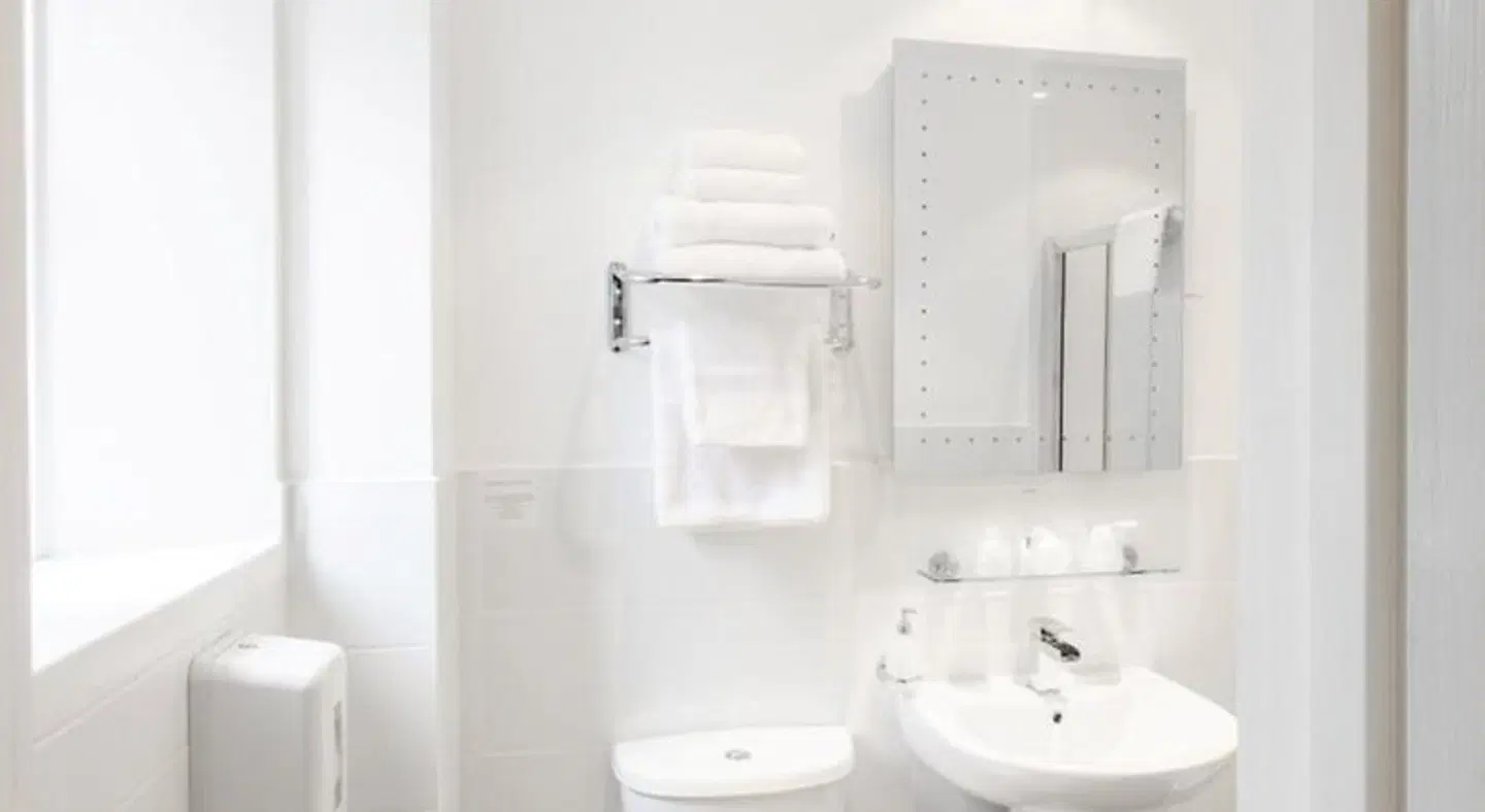 Argyll Hotel Glasgow BATHROOM