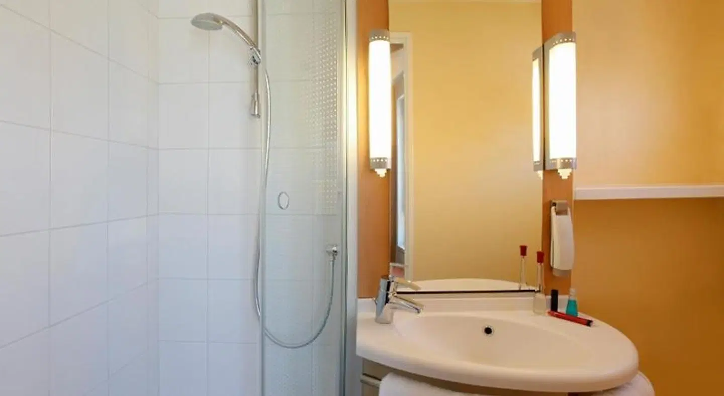ibis Nantes Centre Tour Bretagne BATHROOM