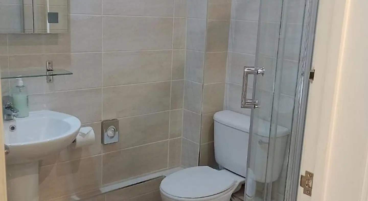 Wakefield Limes Hotel BATHROOM