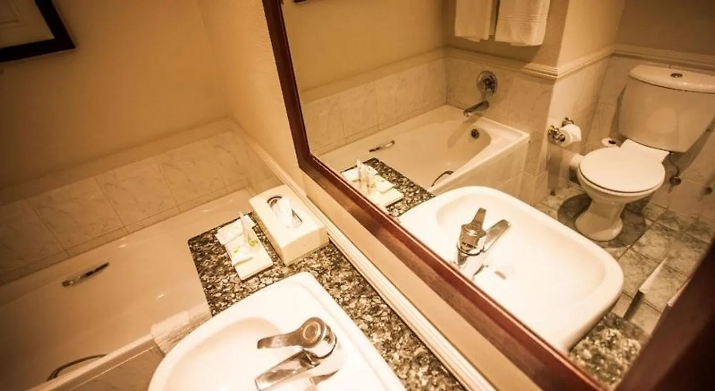 Garden Court Morningside Sandton BATHROOM
