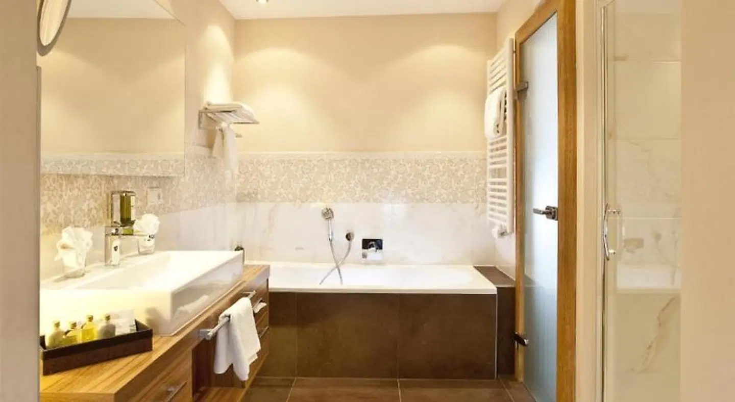 Quellenhof Luxury Resort Passeier BATHROOM