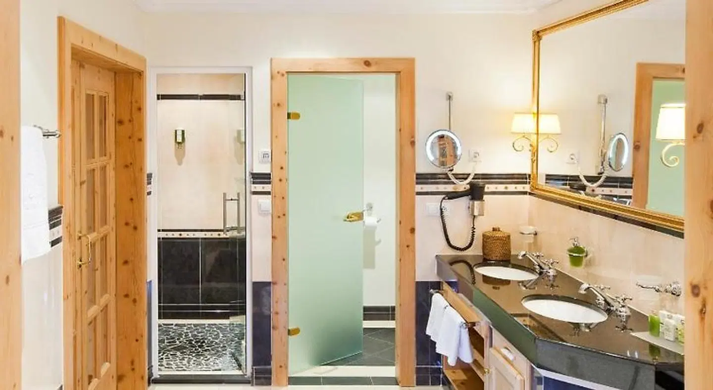 Quellenhof Luxury Resort Passeier BATHROOM