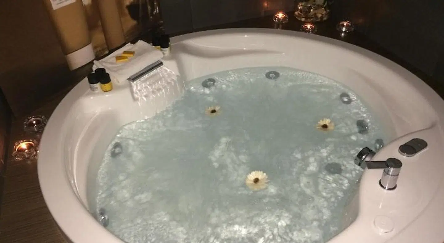 Hotel The Building BATHROOM