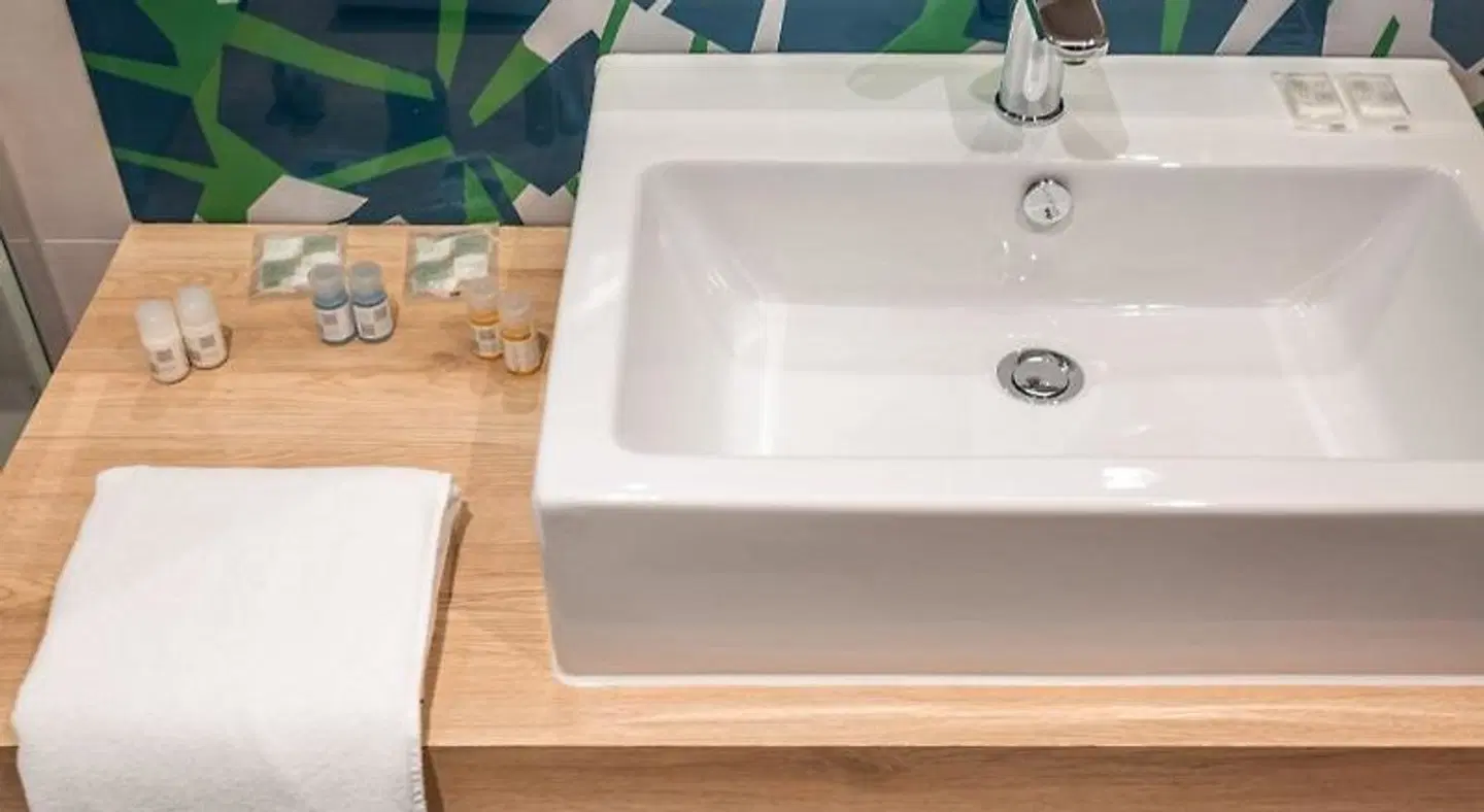 Hotel Academia BATHROOM