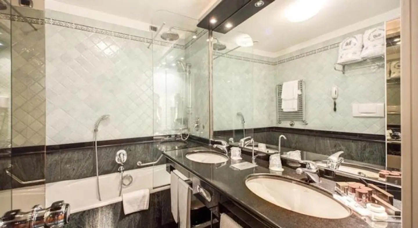 Brunelleschi Hotel BATHROOM