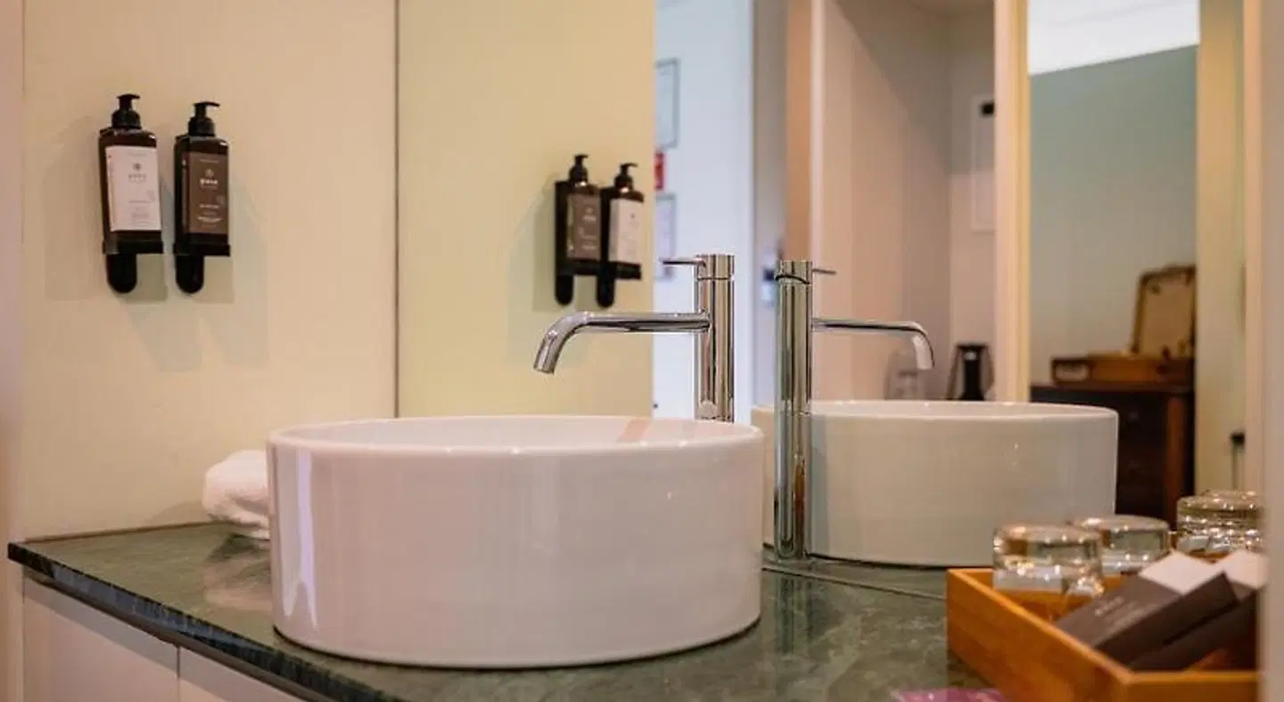 Jardim da Batalha by Shiadu BATHROOM