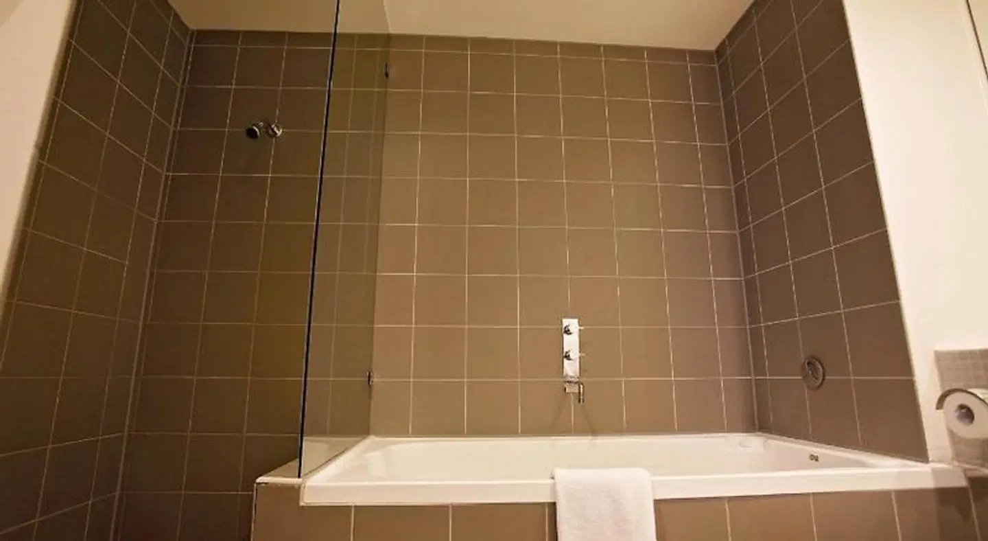 Golden Pebble Hotel BATHROOM