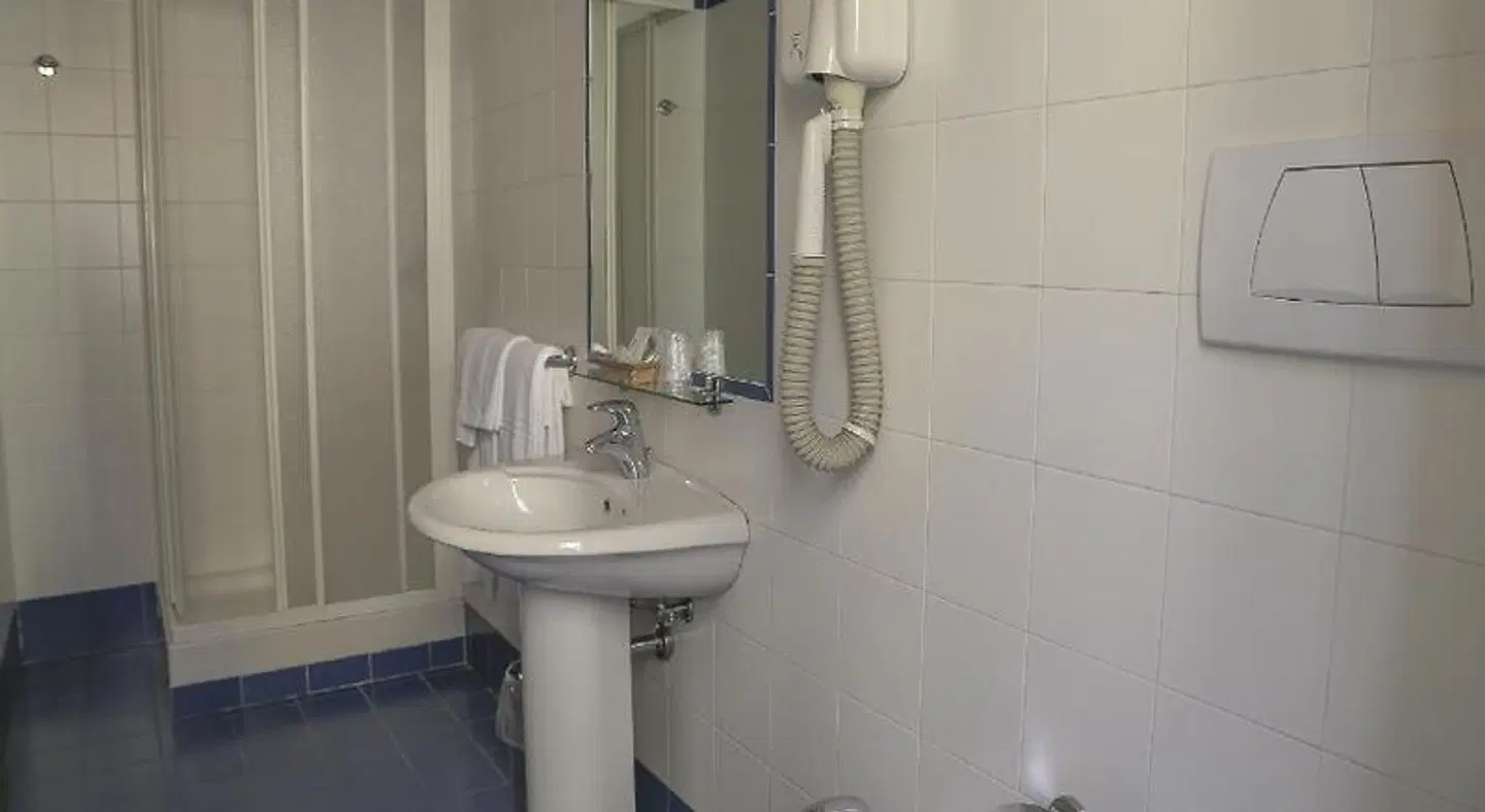 Hotel Fortuna BATHROOM