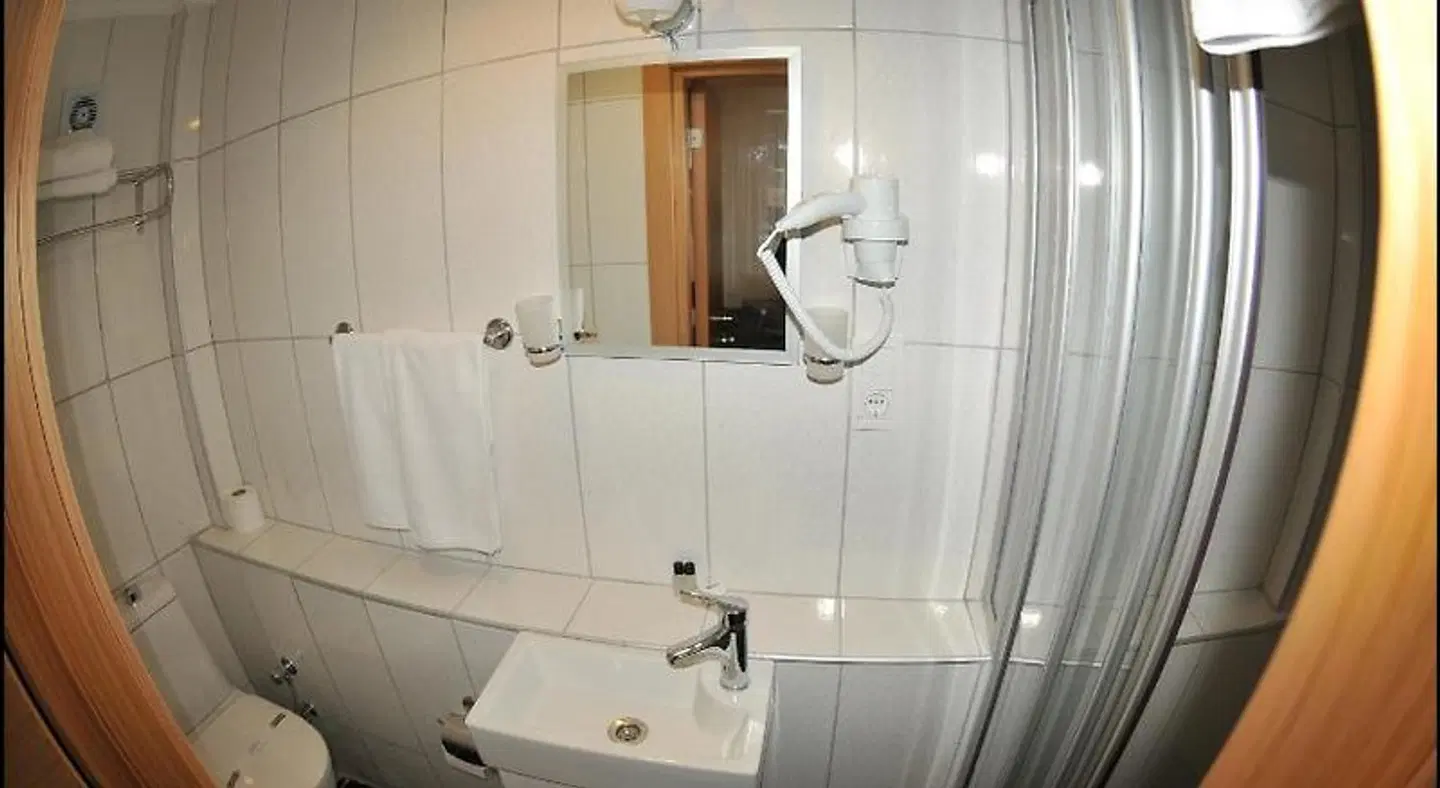 Palace Point Hotel BATHROOM