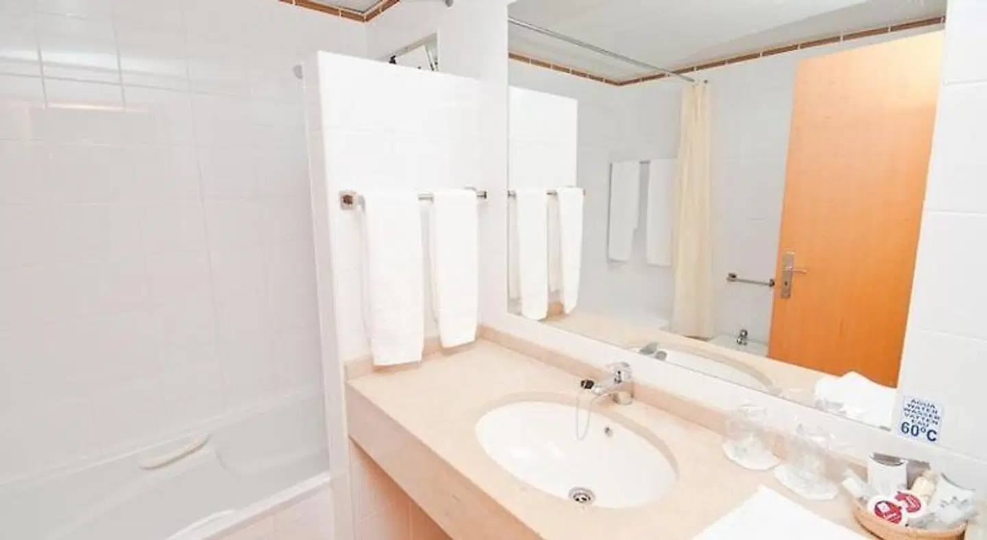 Luz Bay Hotel BATHROOM