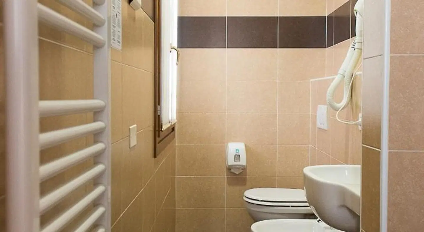 Domus Clugiae BATHROOM