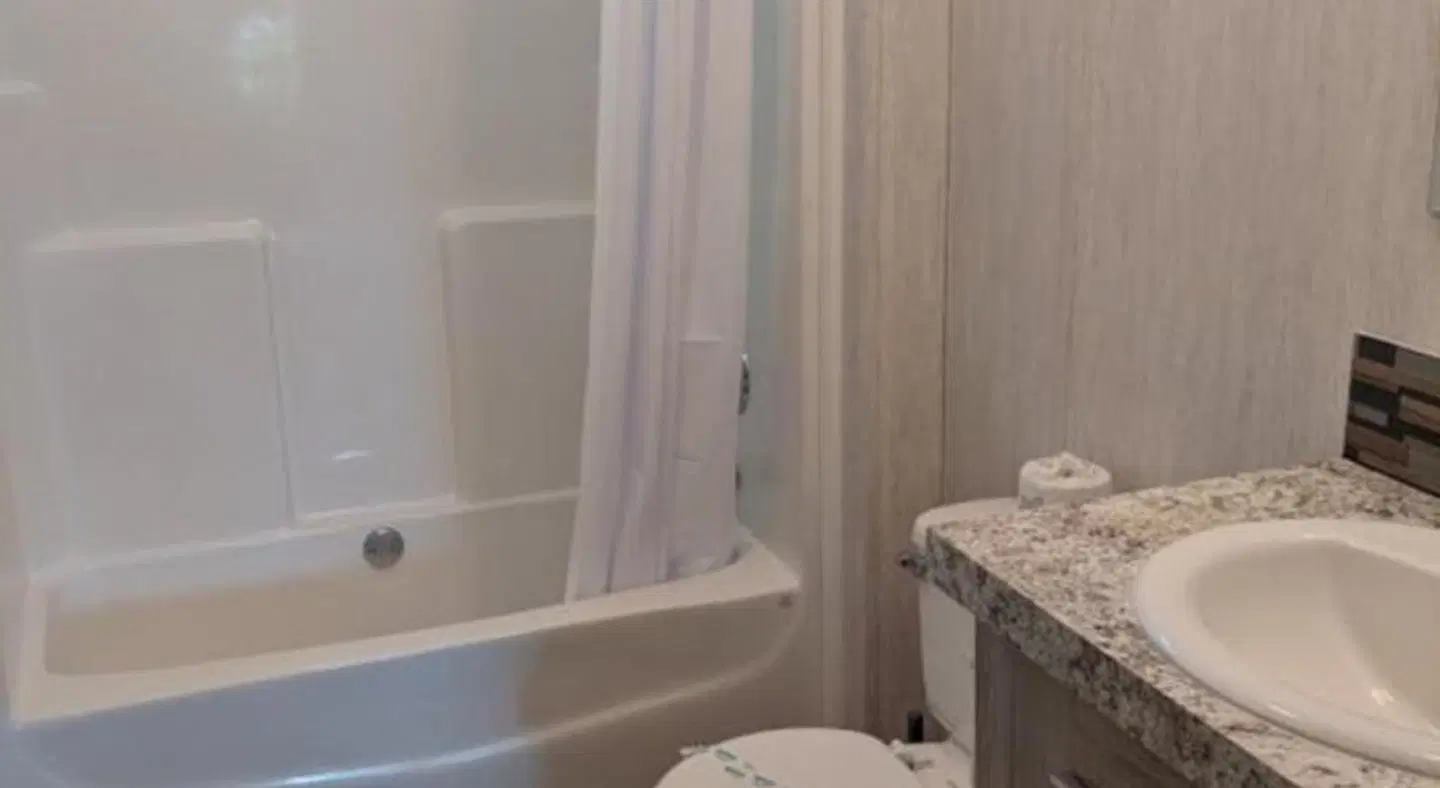 Lakeside Vacations BATHROOM