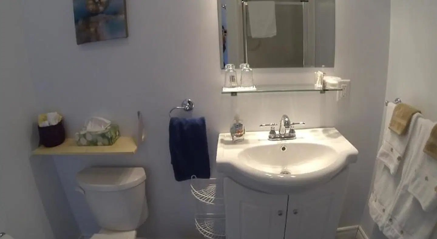 The Fiddle and the Sea Bed and Breakfast BATHROOM