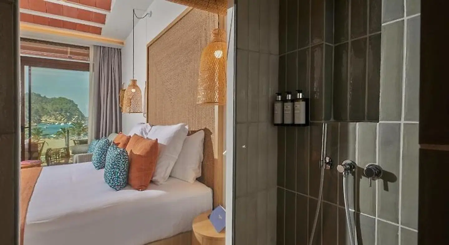 The Club Cala San Miguel Hotel Ibiza, Curio Collection by Hilton BATHROOM