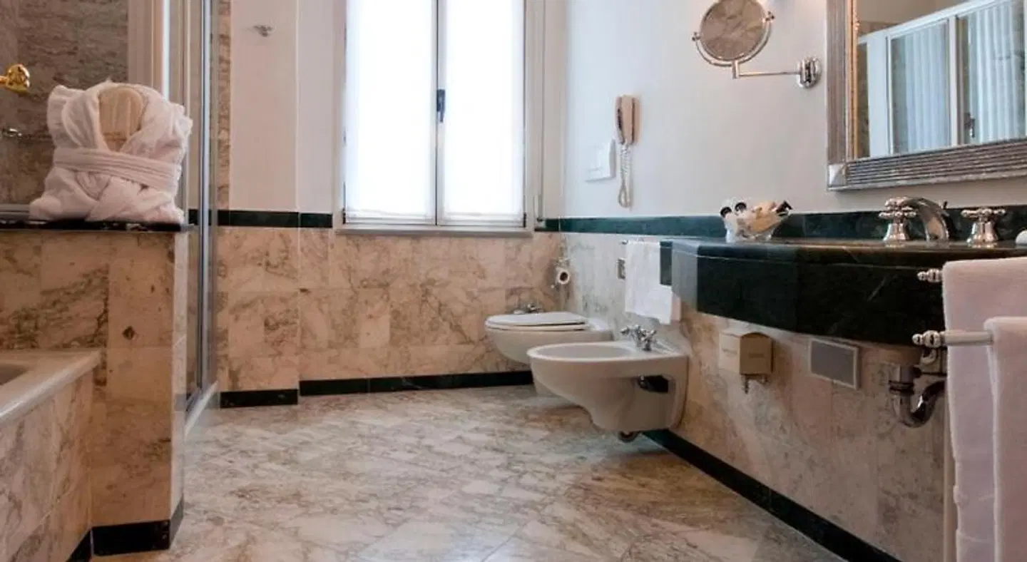Grand Hotel Rimini BATHROOM