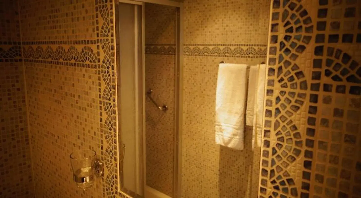 Hotel Midi - Zuid BATHROOM