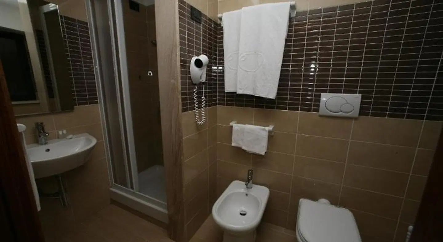 President Pomezia BATHROOM