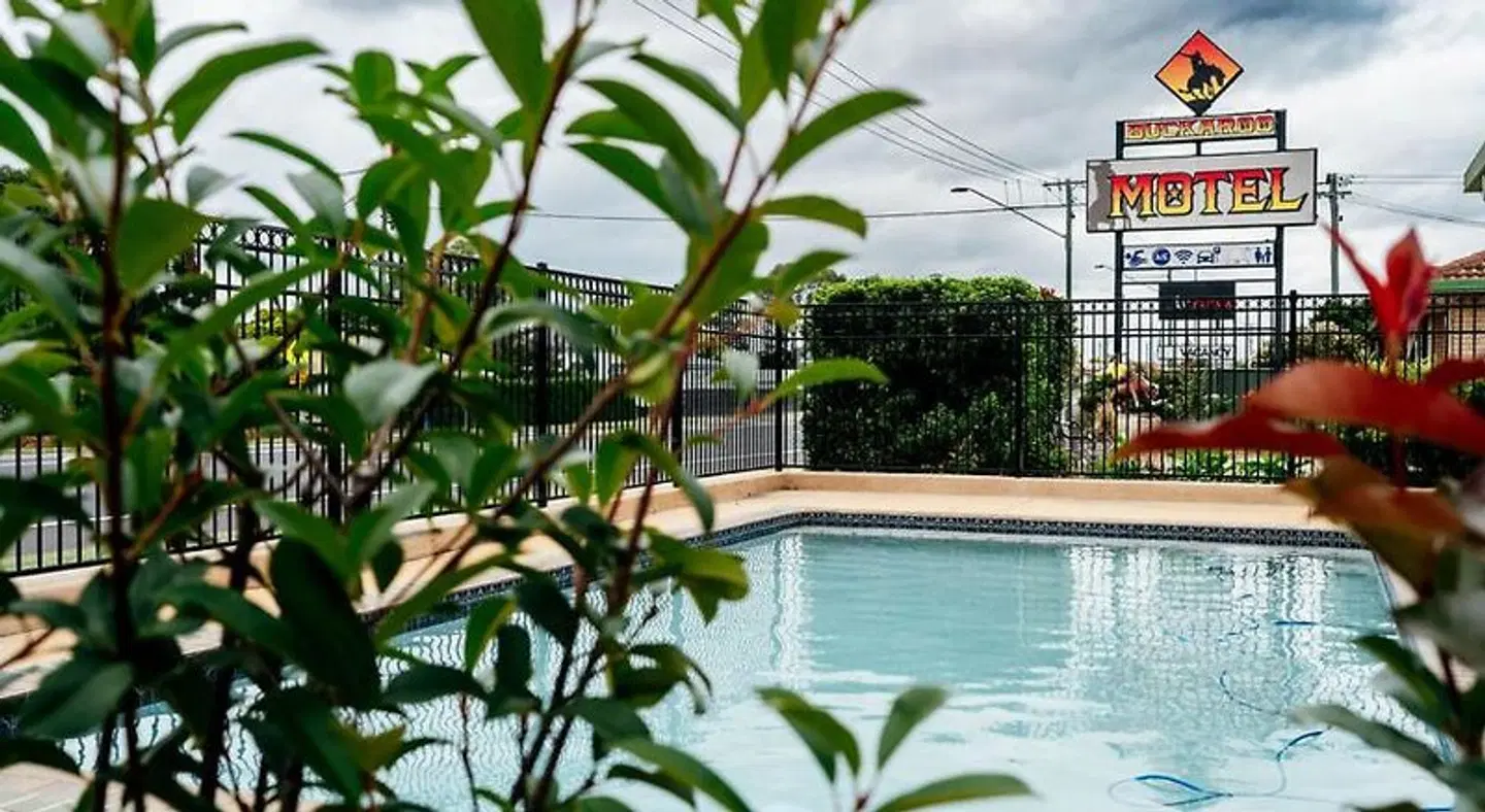 Buckaroo Motor Inn OUTDOOR_POOL