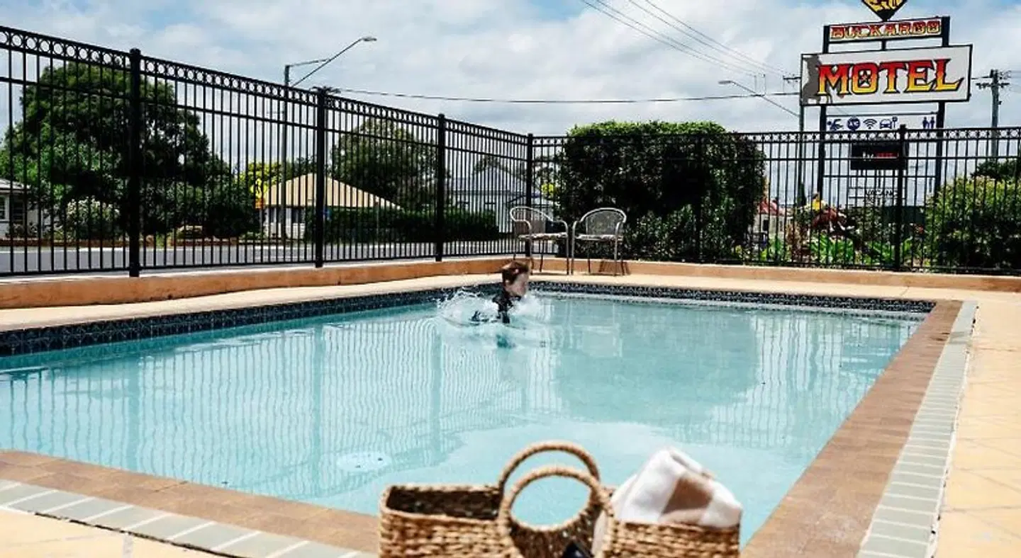 Buckaroo Motor Inn OUTDOOR_POOL